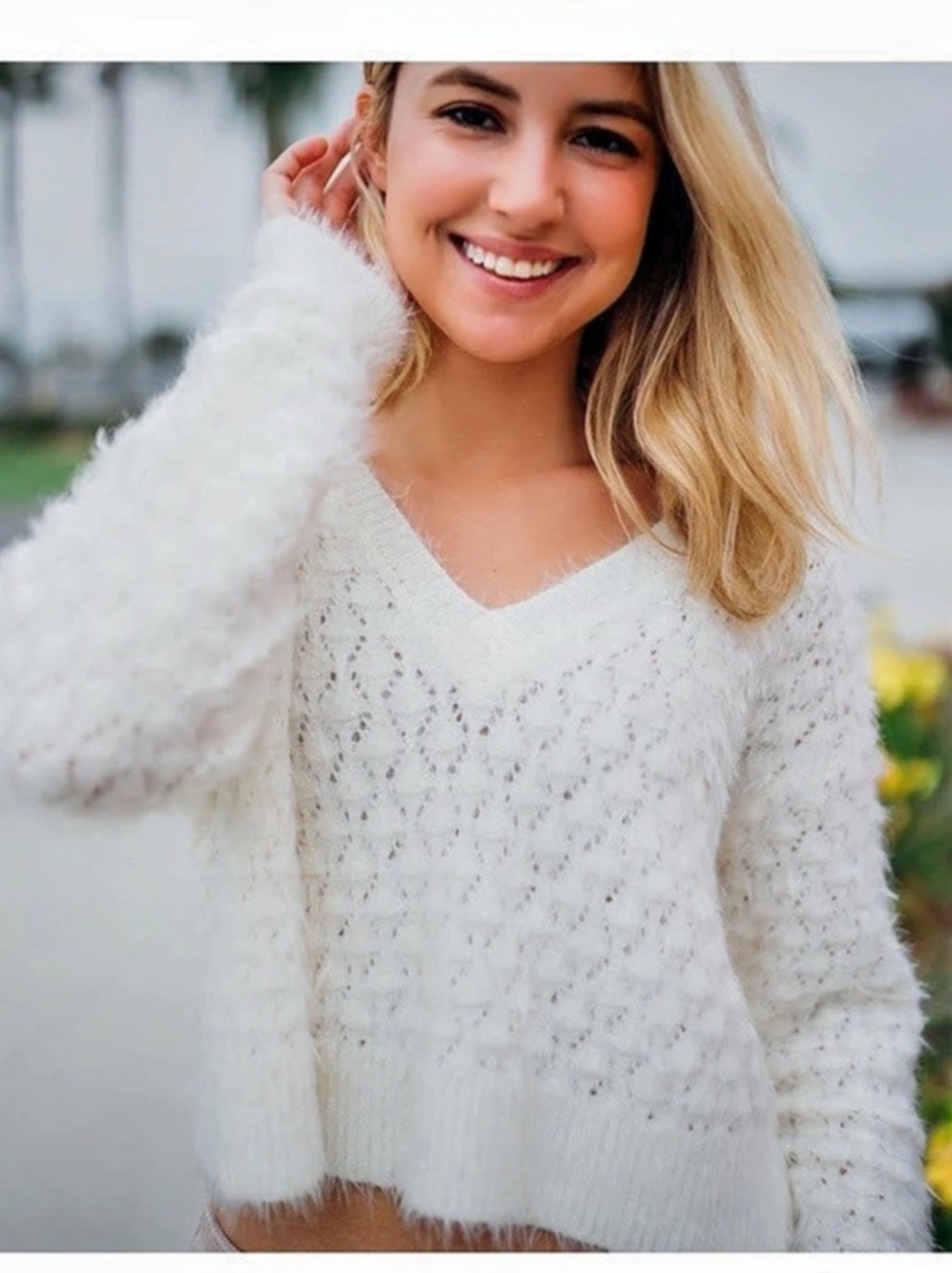 Volcom Mesa Cove Sweater V-Neck Sweater in Cream Size Medium NWT
